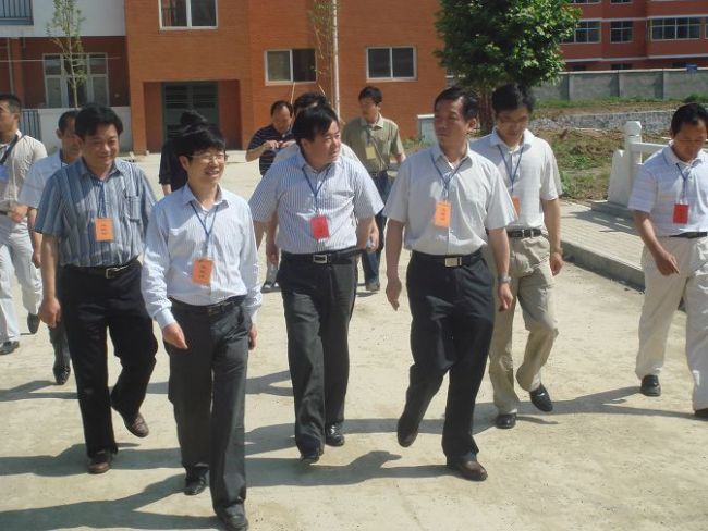 固镇县人民政府--县委书记汪支边视察固镇二中