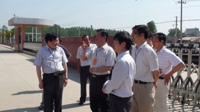 固镇县人民政府--县委书记汪支边视察固镇二中