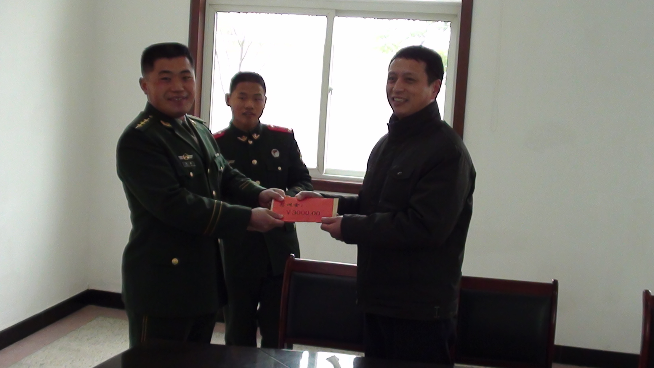 固镇县人民政府--县行政执法局慰问武警消防官兵