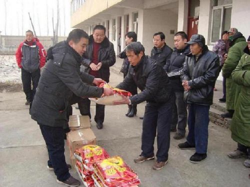 固镇县人民政府--县冬泳协会到杨庙乡敬老院慰