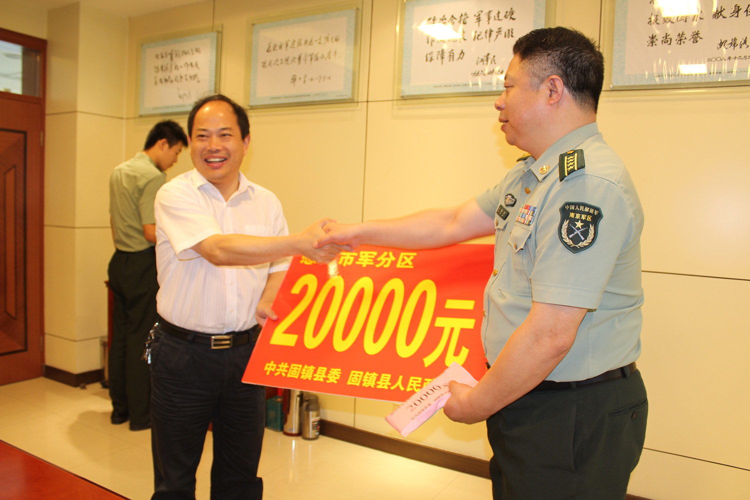 周学保等县领导慰问驻蚌和驻固官兵