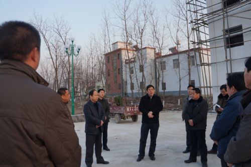 周学保等县领导巡查美好乡村建设情况