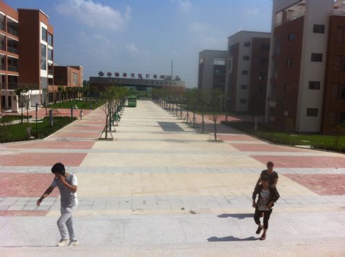 小学组织六年级学生及家长参观固镇县毛坦厂实