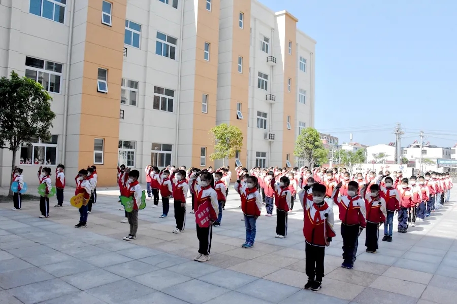固镇县实验小学胜利路校区隆重举办以花开疫散归来仍是实小好少年为