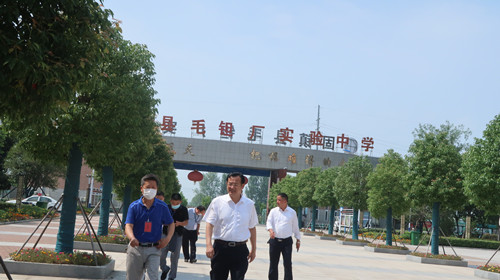 县教体局党委委员李勇一行到固镇县毛钽厂实验中学食堂进行全面大检查