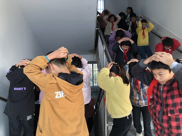 石湖小学开展防震减灾演练活动