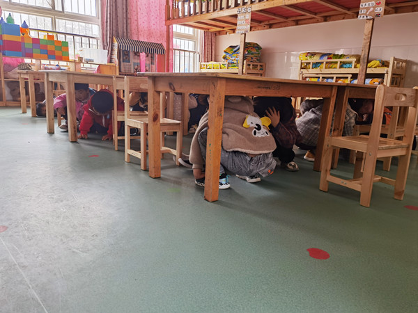仲兴中心幼儿园开展防震减灾演练活动
