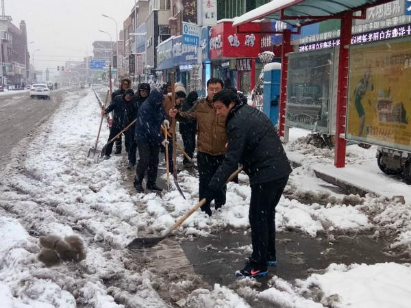 固镇县人社局“以雪为令”清扫积雪 保障道路畅通