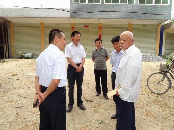 县领导桑贤亭,刘海涛到杨庙乡看望慰问老党员