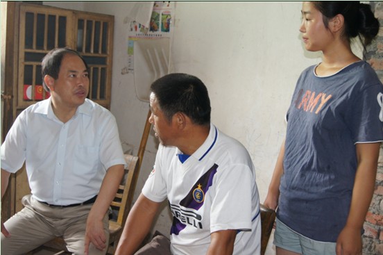 县委书记周学保到城关镇开展走访慰问践行群众路线