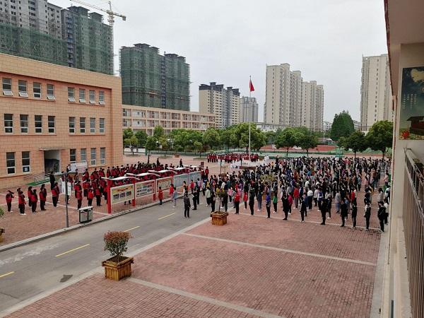 固镇四中举行复学第一次升国旗仪式暨复学典礼