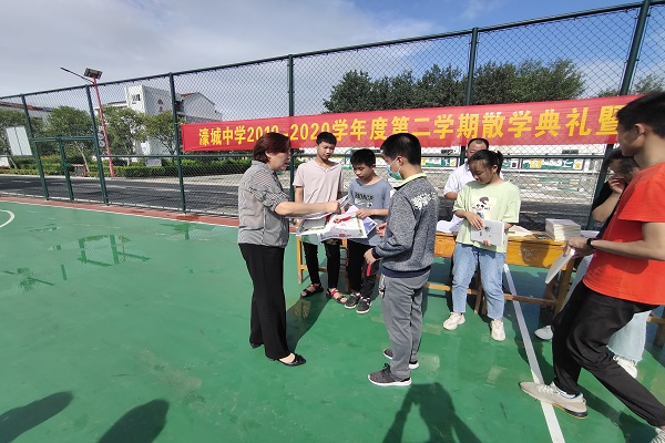 濠城中学初一初二年级举行散学典礼