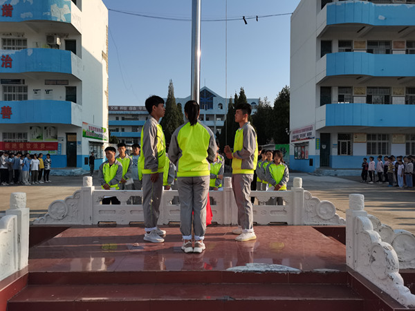 固镇县新马桥中学举行新学期第一次升旗仪式