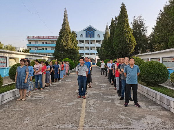 固镇县新马桥中学举行新学期第一次升旗仪式