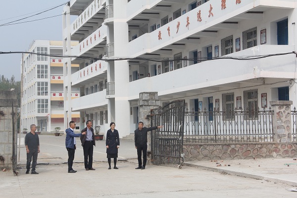 固镇县教体局副局长翁家欣一行到湖沟中学检查指导工作