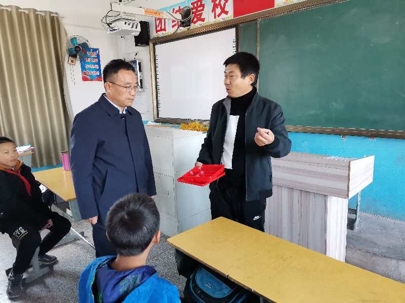 固镇县教体局局长陈大保一行到任桥镇刘桥小学检查指导工作