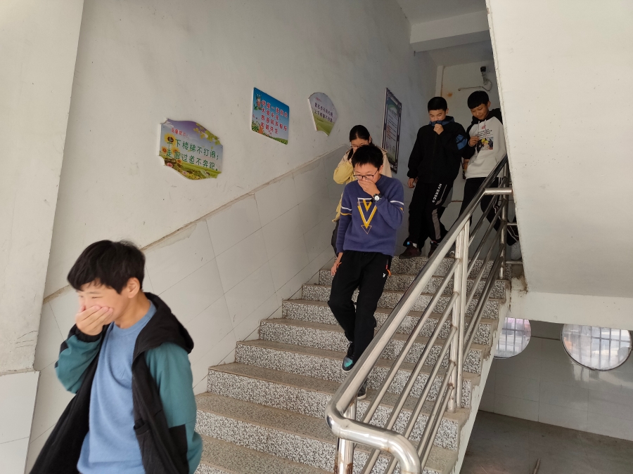 固镇县王庄中学举行消防疏散演练