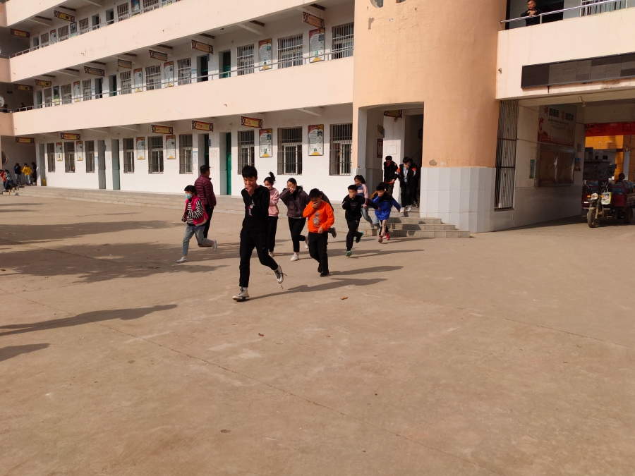 固镇县王庄中学举行消防疏散演练