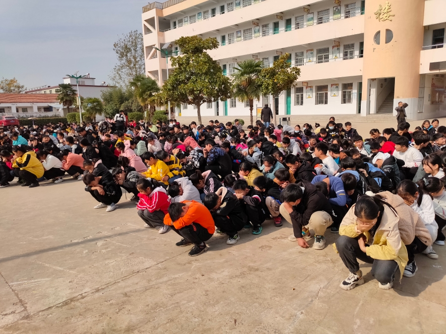 固镇县王庄中学举行消防疏散演练