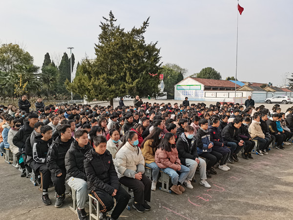 固镇县新马桥中学召开期中考试总结及表彰大会