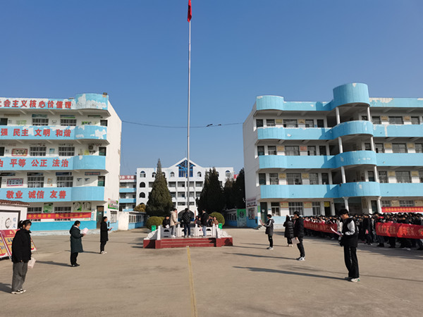 固镇县新马桥中学全校师生升旗仪式齐读宪法