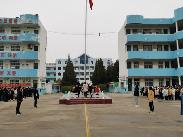 固镇县新马桥中学开展优秀学生学习经验每周一交流活动