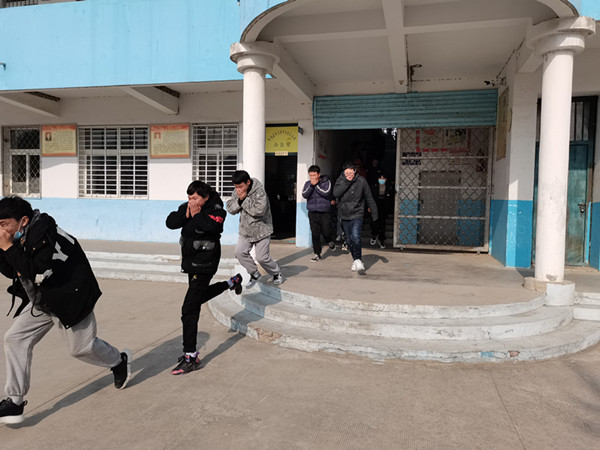 固镇县新马桥中学举行消防应急逃生演练