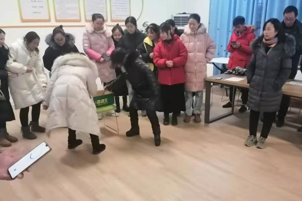 湖沟小学举行迎新年教职工联谊座谈会