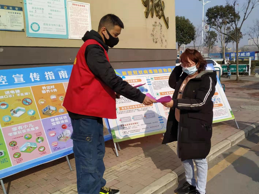 返乡不添乱只为家乡做贡献城关镇志愿者们积极参与社区疫情防控
