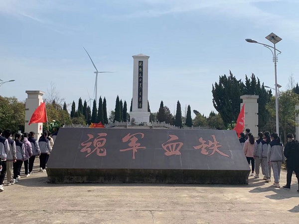 致敬英烈——仲兴中学开展祭扫烈士墓活动_固镇县人民政府