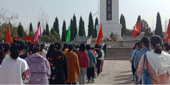 固镇县民族中学开展清明节祭扫烈士墓活动