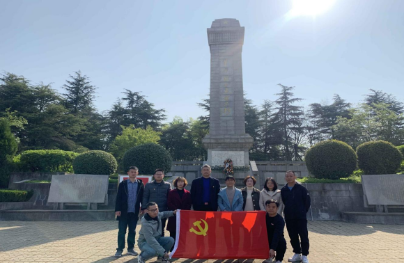 在烈士陵园,局全体党员干部怀着崇敬的心情面向烈士纪念碑庄严肃立,向