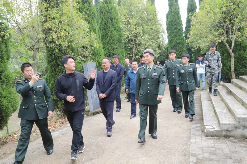 安徽省军区副政委杨学伦到固镇烈士陵园淮北西大门抗战烈士陵园缅怀