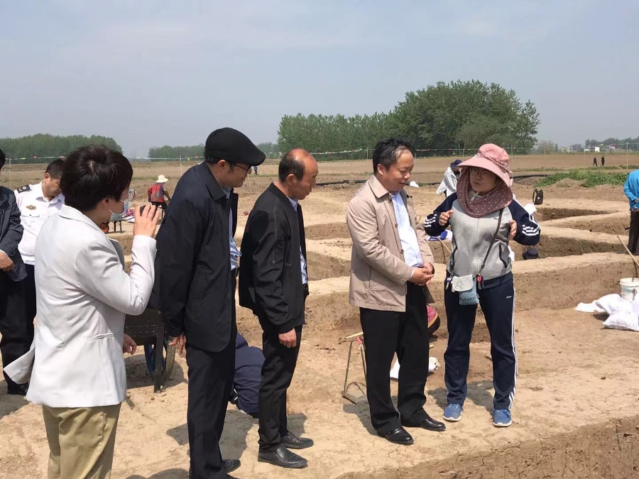 崔兴浩局长一行还视察了垓下遗址考古挖掘现场,亲切慰问了考古工作