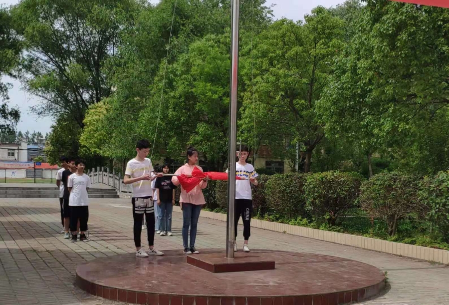 王庄中学举行自信中考奋力成功主题升旗仪式