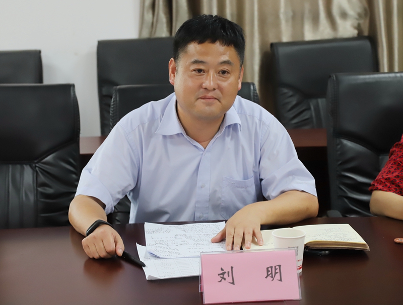 县委常委,政法委书记刘明代表县委,向退役军人及家属致以节日的问候