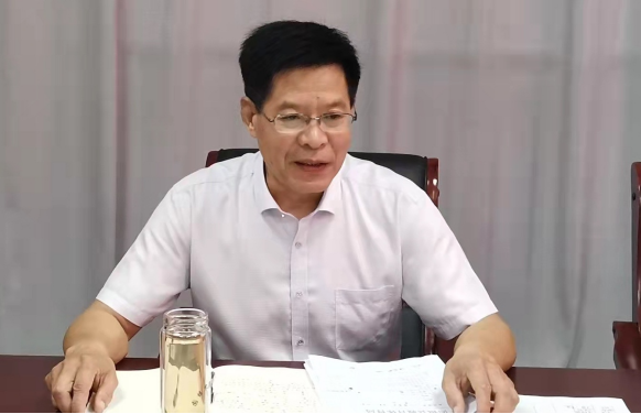 局党委委员,副局长李春华主持会议