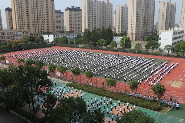 固镇四中接受市义务教育新优质学校专家组验收