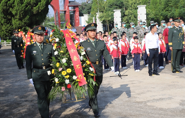 固镇县举行向烈士纪念碑敬献花篮仪式