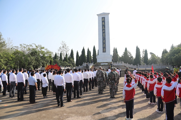 固镇县举行向烈士纪念碑敬献花篮仪式