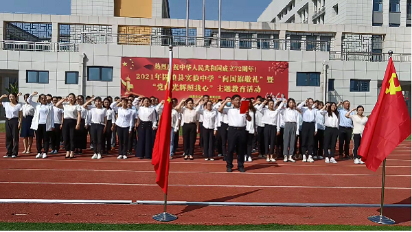 师生宣誓结束后,由固镇县实验中学南城校区执行校长单燕荣发表讲话.