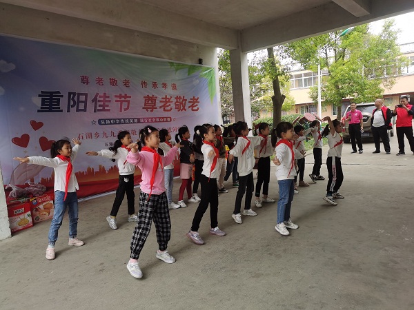 石湖小学开展我们的节日61重阳节慰问活动