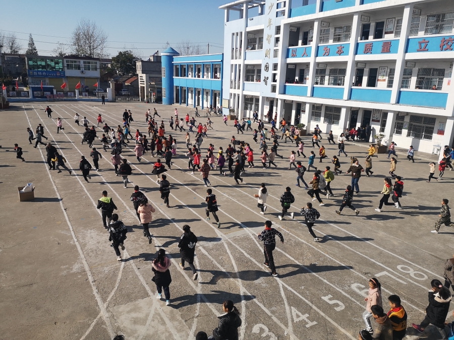 杨庙中心校何集小学进行消防安全疏散演练