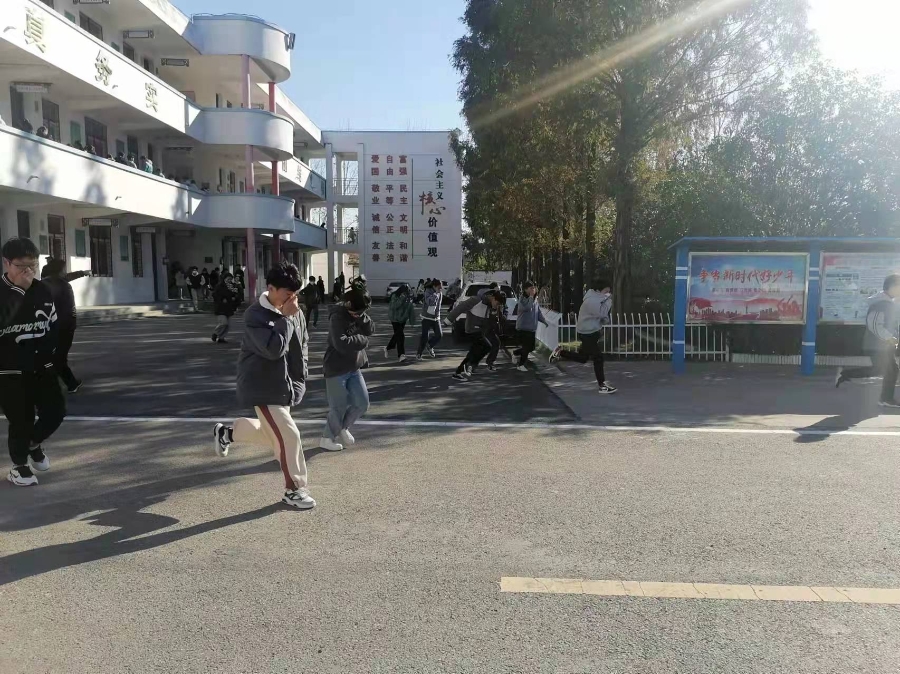 杨庙中学开展消防安全疏散演练活动