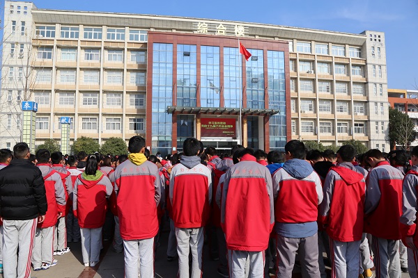 11月 29日,固镇三中团委利用升旗仪式举行党的十九大六中全会宣教活动