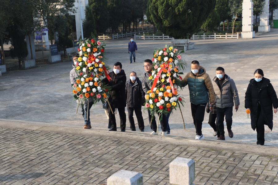 固镇县职业技术学校教师代表赴烈士陵园开展国家公祭日活动