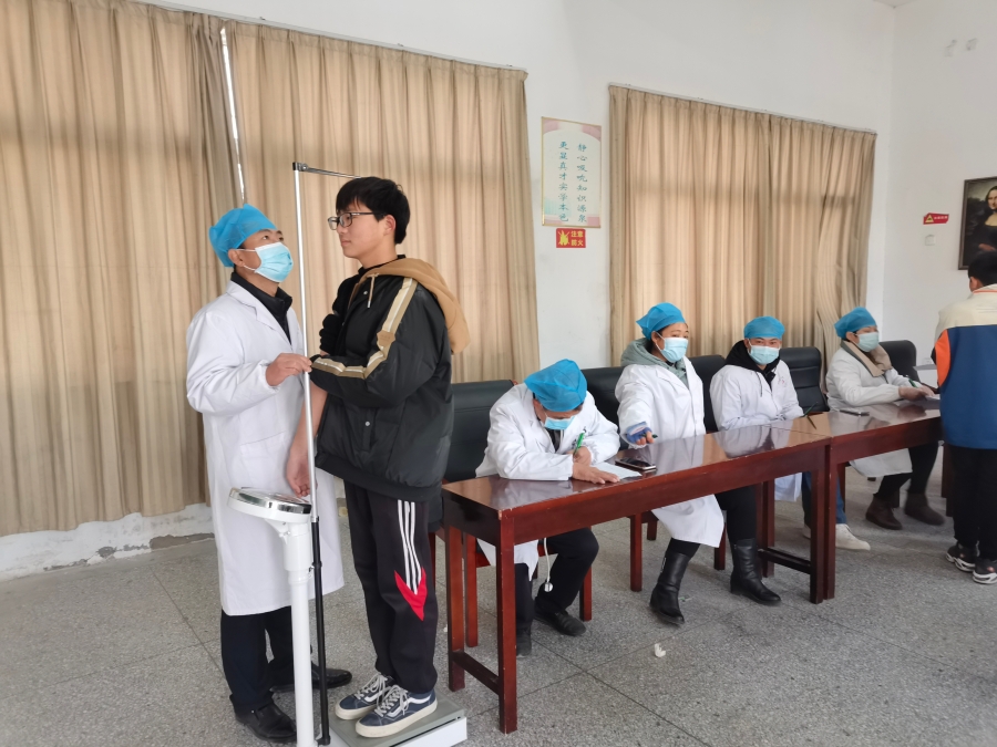 石湖中学开展学生健康体检工作