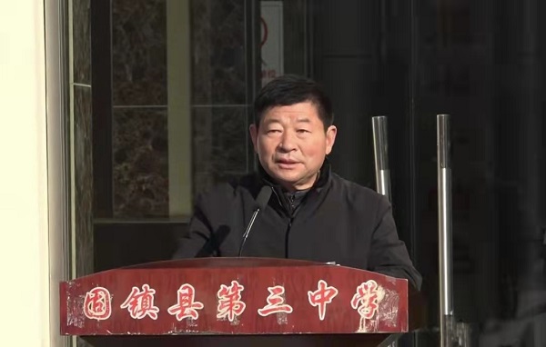 活动之初,固镇三中的严介鹏校长致辞.