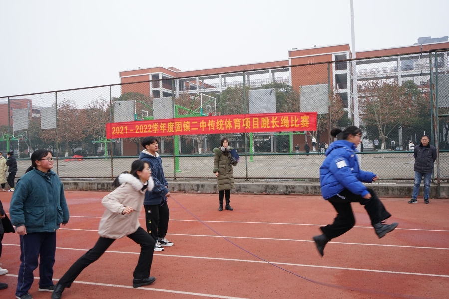 弘扬传统绳彩飞扬固镇二中举行传统体育项目跳长绳比赛