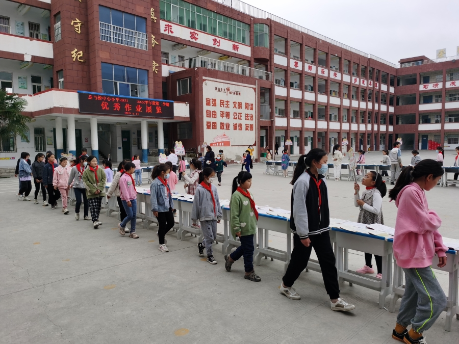 新马桥中心小学开展优秀作业展评活动